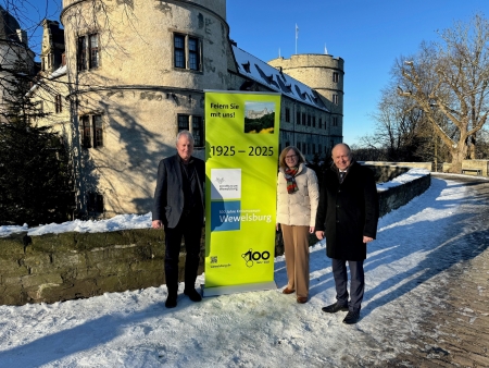  Die Vorfreude auf ein tolles Jubiläumsjahr ist bei Landrat Christoph Rüther, Kirsten John-Stucke (Museumsleiterin) und Markus Moors (stellv. Museumsleiter, v.r.) groß. Foto: Kreis Paderborn